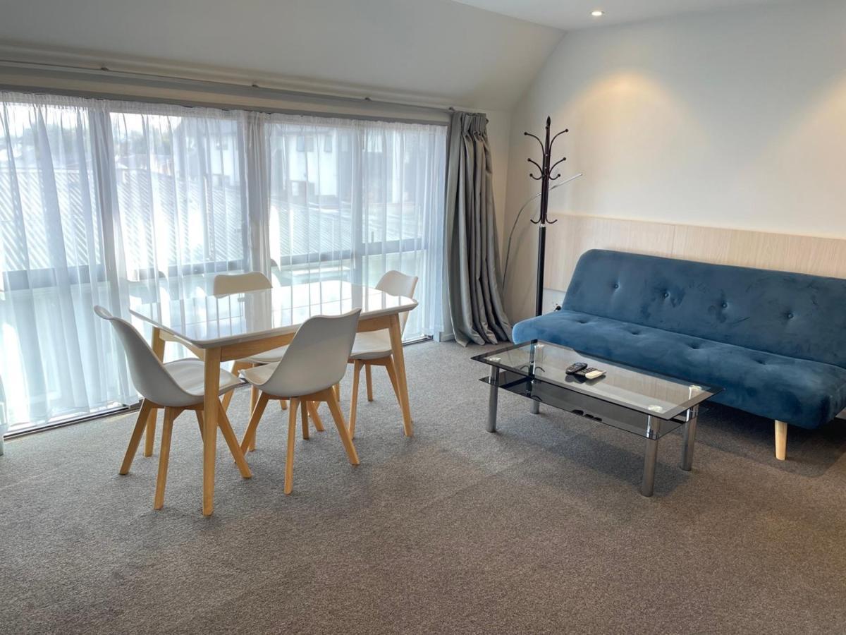 2 オン ホワイトレイ モーテル クライストチャーチ エクステリア 写真 A living room in a serviced apartment in London