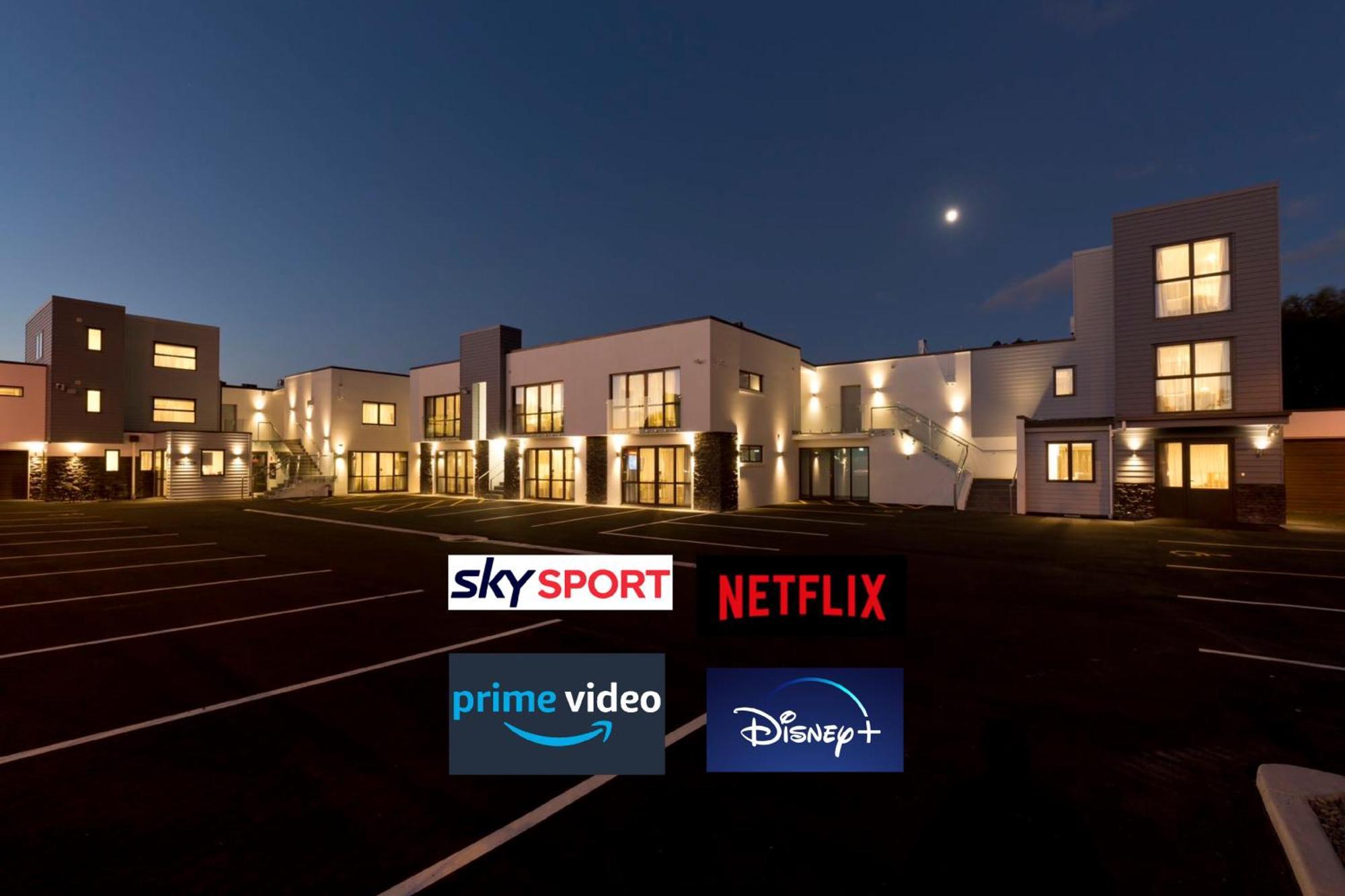 2 オン ホワイトレイ モーテル クライストチャーチ エクステリア 写真 The campus at night