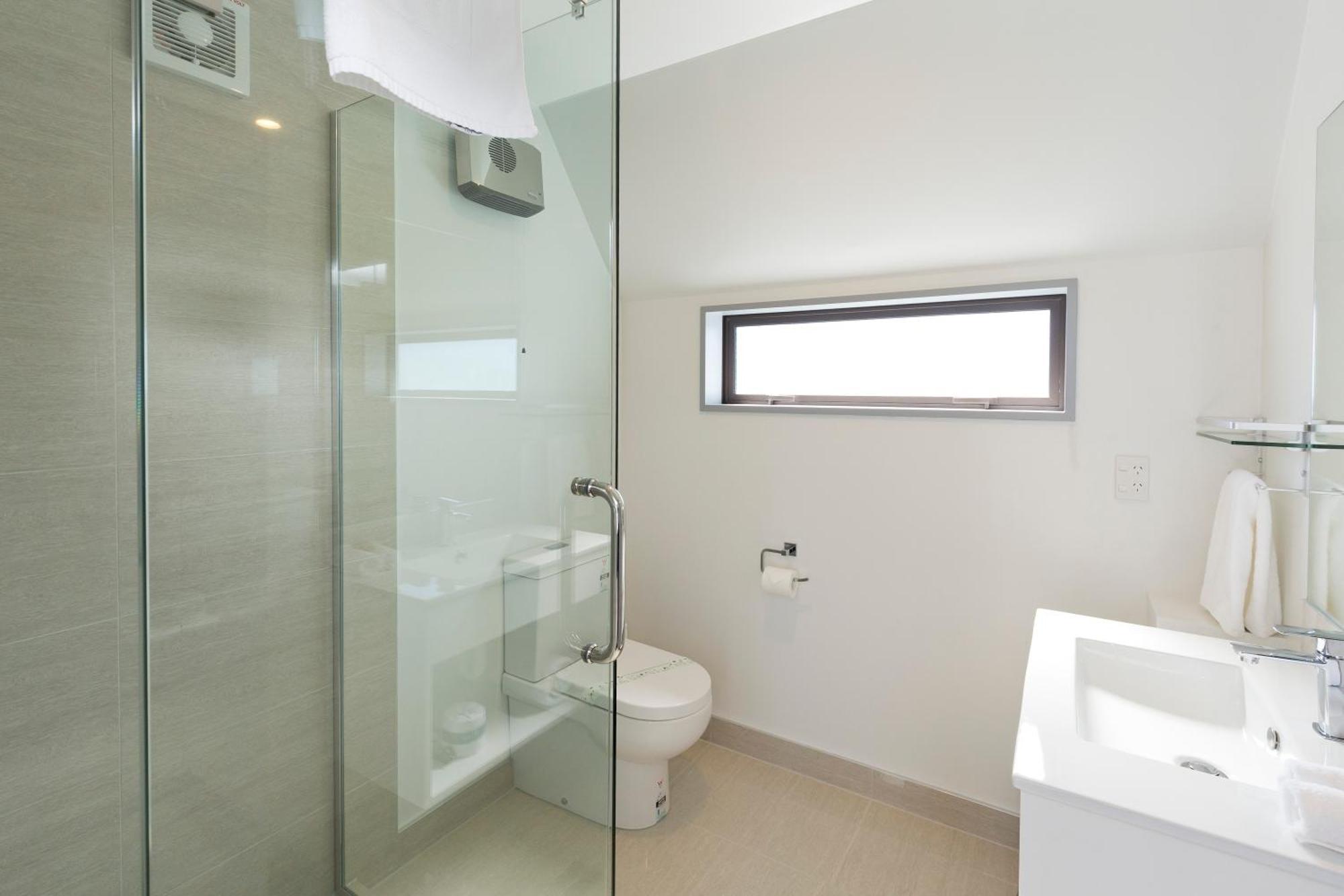 2 オン ホワイトレイ モーテル クライストチャーチ エクステリア 写真 A bathroom with a shower enclosure