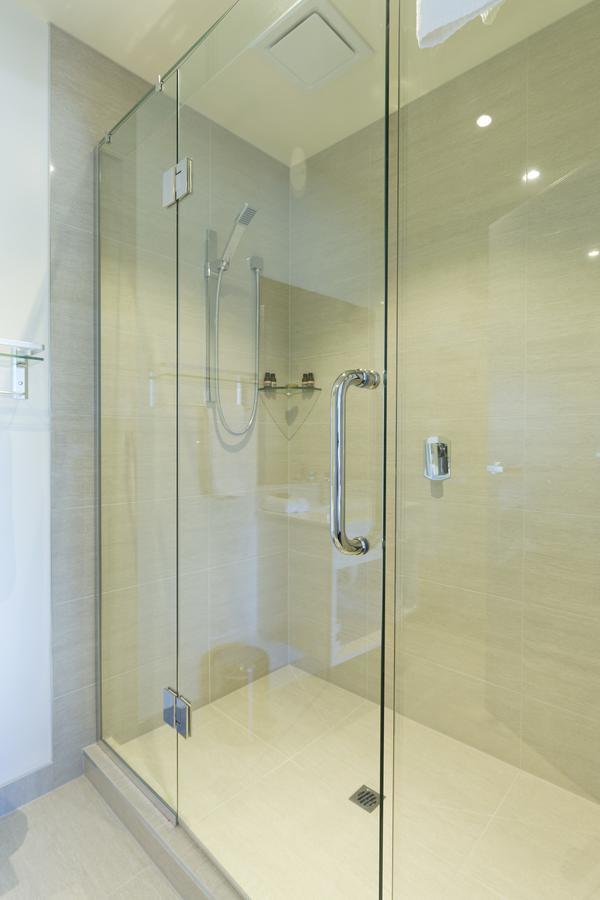 2 オン ホワイトレイ モーテル クライストチャーチ エクステリア 写真 A shower door