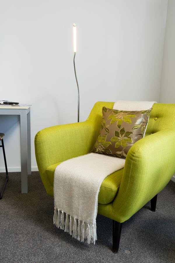 2 オン ホワイトレイ モーテル クライストチャーチ エクステリア 写真 A green armchair